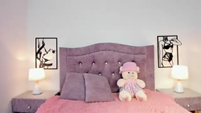 Snapshot of LunaSmitt chatting on 12/21/25, 03:46 LunaSmitt online show from 12/21/25, 03:46