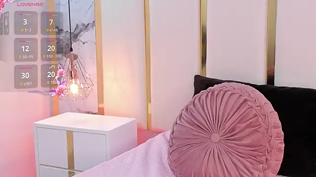 Snapshot of SalommeFlores chatting on 03/11/25, 12:11 SalommeFlores online show from 03/11/25, 12:11