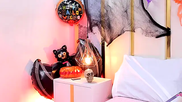 Snapshot of SalommeFlores chatting on 10/24/25, 07:10 SalommeFlores online show from 10/24/25, 07:10