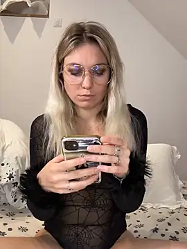 Snapshot of carlaaa chatting on 10/30/25, 08:53 carlaaa online show from 10/30/25, 08:53