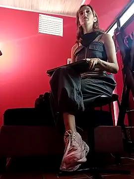 Snapshot of Ambar_Roux_ chatting on 12/16/25, 04:01 Ambar Roux online show from 12/16/25, 04:01