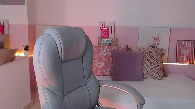 Snapshot of violeta_leon chatting on 03/22/25, 01:22 violeta leon online show from 03/22/25, 01:22