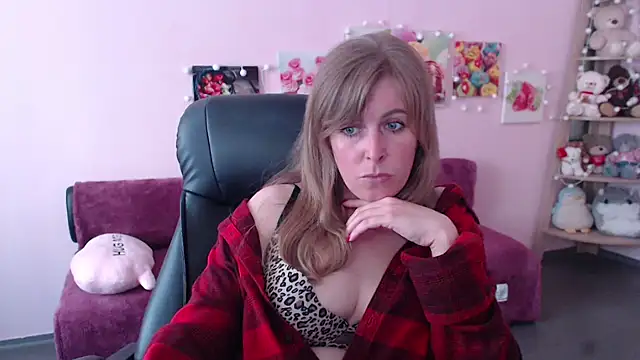 Snapshot of Hot_Milady chatting on 05/19/26, 07:37 Hot Milady online show from 05/19/26, 07:37