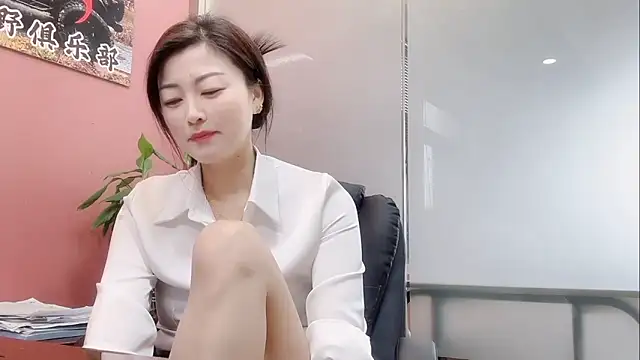 Snapshot of QianF-666 chatting on 10/19/25, 02:12 QianF-666 online show from 10/19/25, 02:12