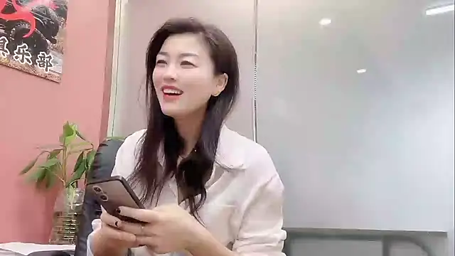 Snapshot of QianF-666 chatting on 11/07/25, 04:23 QianF-666 online show from 11/07/25, 04:23