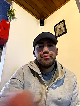 JuanZapata33 online show from 11/12/25, 09:36