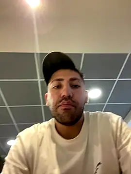 JuanZapata33 online show from 12/05/25, 08:27