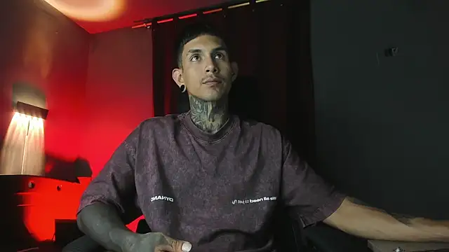 Snapshot of Travistanner_28 chatting on 04/04/26, 03:49 Travistanner 28 online show from 04/04/26, 03:49