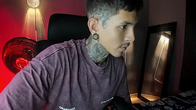 Snapshot of Travistanner_28 chatting on 04/05/26, 07:27 Travistanner 28 online show from 04/05/26, 07:27