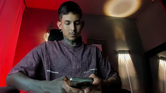 Snapshot of Travistanner_28 chatting on 04/05/26, 11:24 Travistanner 28 online show from 04/05/26, 11:24