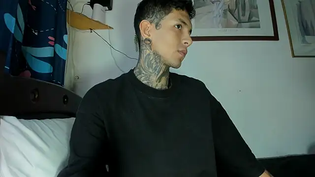 Snapshot of Travistanner_28 chatting on 04/14/26, 04:02 Travistanner 28 online show from 04/14/26, 04:02