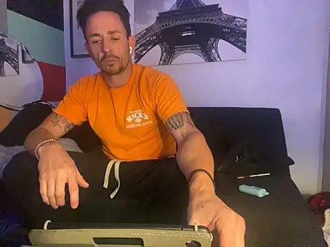 Snapshot of Gman143187 chatting on 10/13/25, 02:00 Gman143187 online show from 10/13/25, 02:00