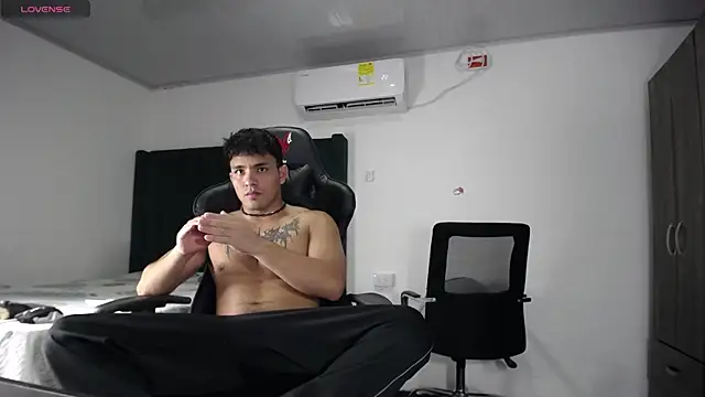 Snapshot of man_dur07 chatting on 12/13/24, 10:34 man dur07 online show from 12/13/24, 10:34