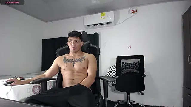 Snapshot of man_dur07 chatting on 12/18/24, 12:10 man dur07 online show from 12/18/24, 12:10