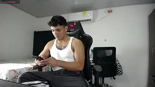 Snapshot of man_dur07 chatting on 12/19/24, 09:38 man dur07 online show from 12/19/24, 09:38