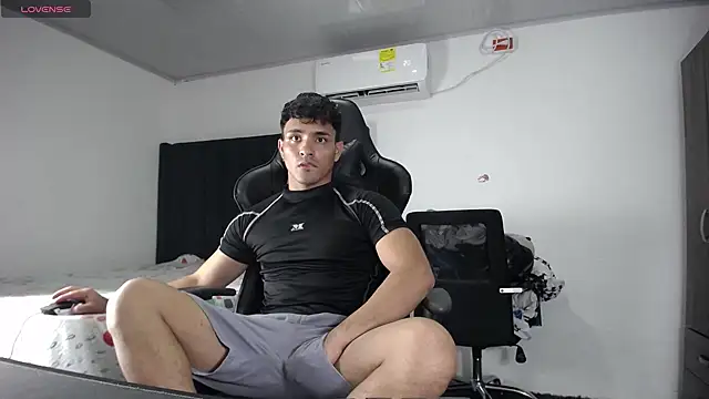 Snapshot of man_dur07 chatting on 12/20/24, 10:11 man dur07 online show from 12/20/24, 10:11