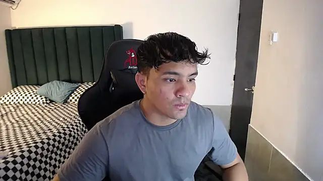 Snapshot of man_dur07 chatting on 10/27/25, 06:45 man dur07 online show from 10/27/25, 06:45