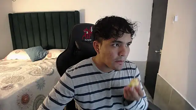 Snapshot of man_dur07 chatting on 11/21/25, 09:35 man dur07 online show from 11/21/25, 09:35