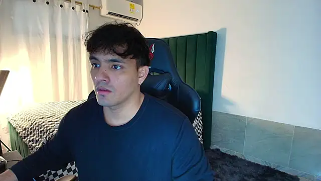 Snapshot of man_dur07 chatting on 12/14/25, 09:08 man dur07 online show from 12/14/25, 09:08