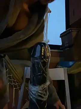 Snapshot of dann1111 chatting on 11/15/25, 04:14 dann1111 online show from 11/15/25, 04:14