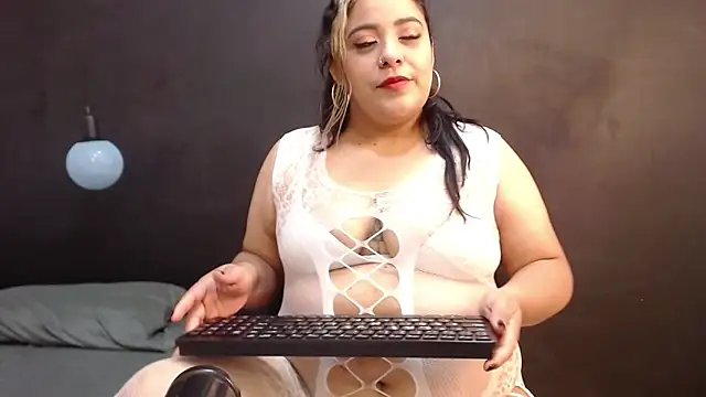 Snapshot of brendamaz chatting on 02/21/25, 12:28 brendamaz online show from 02/21/25, 12:28