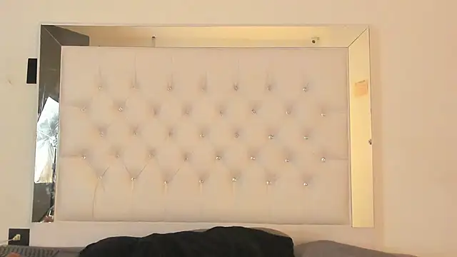 Snapshot of brendamaz chatting on 12/17/25, 11:27 brendamaz online show from 12/17/25, 11:27