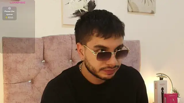 Snapshot of Amadeo_Wild chatting on 04/16/26, 04:02 Amadeo Wild online show from 04/16/26, 04:02