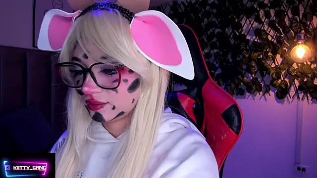 Kitty Gang online show from 10/31/25, 02:34