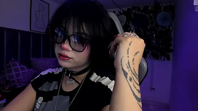 Snapshot of Kitty_Gang chatting on 06/17/26, 01:30 Kitty Gang online show from 06/17/26, 01:30