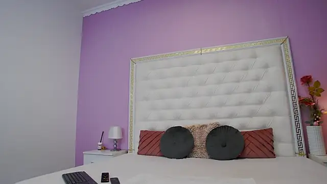 Lenna Paul online show from 12/17/25, 04:51