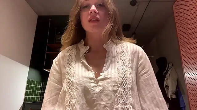 Snapshot of Celeste_Glow chatting on 12/02/24, 08:55 Celeste Glow online show from 12/02/24, 08:55