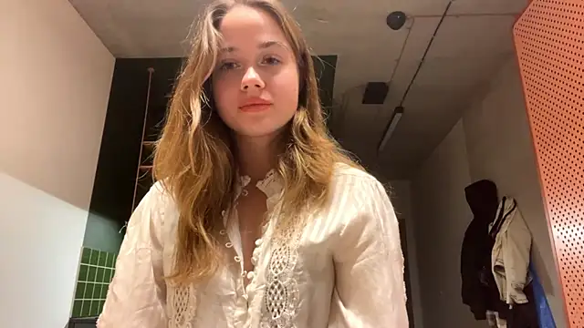 Snapshot of Celeste_Glow chatting on 12/03/24, 12:02 Celeste Glow online show from 12/03/24, 12:02