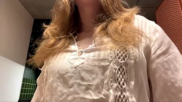 Snapshot of Celeste_Glow chatting on 12/04/24, 08:29 Celeste Glow online show from 12/04/24, 08:29