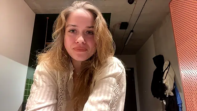 Snapshot of Celeste_Glow chatting on 12/09/24, 08:23 Celeste Glow online show from 12/09/24, 08:23