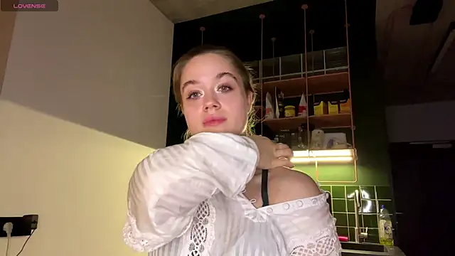 Snapshot of Celeste_Glow chatting on 02/21/25, 11:21 Celeste Glow online show from 02/21/25, 11:21