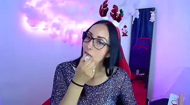 Snapshot of yaralyminjo2 chatting on 12/18/24, 02:06 yaralyminjo2 online show from 12/18/24, 02:06