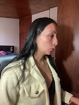 Snapshot of yaralyminjo2 chatting on 02/21/25, 01:33 yaralyminjo2 online show from 02/21/25, 01:33