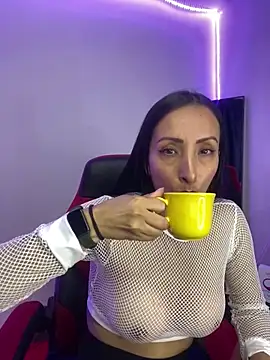 Snapshot of yaralyminjo2 chatting on 03/04/25, 02:10 yaralyminjo2 online show from 03/04/25, 02:10