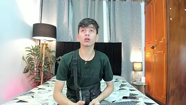 Snapshot of novaybrian chatting on 12/24/24, 04:44 novaybrian online show from 12/24/24, 04:44