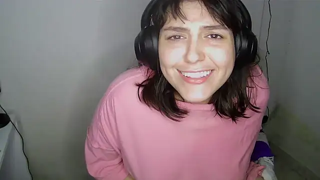 Snapshot of soysara15 chatting on 06/14/26, 02:24 soysara15 online show from 06/14/26, 02:24