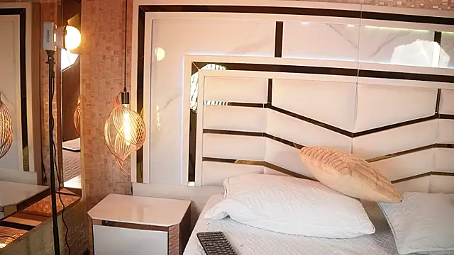 sophie 1 online show from 10/07/25, 03:04