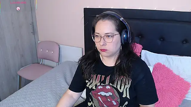 Snapshot of May_Carlier chatting on 09/09/25, 01:16 May Carlier online show from 09/09/25, 01:16