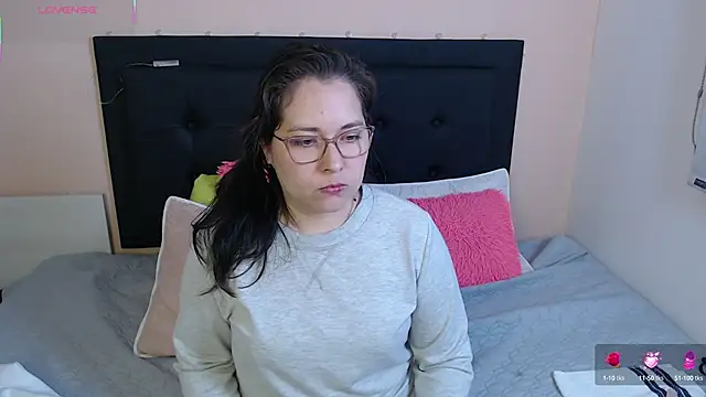 Snapshot of May_Carlier chatting on 09/16/25, 12:11 May Carlier online show from 09/16/25, 12:11