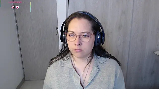 Snapshot of May_Carlier chatting on 10/18/25, 08:09 May Carlier online show from 10/18/25, 08:09