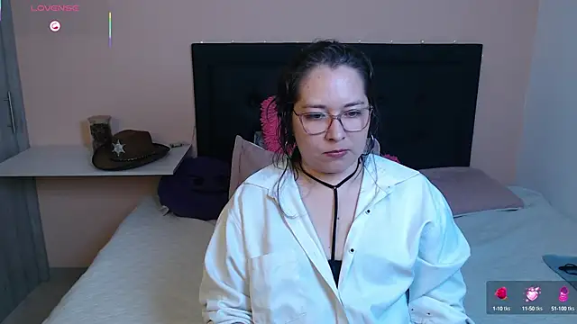 Snapshot of May_Carlier chatting on 10/21/25, 03:07 May Carlier online show from 10/21/25, 03:07