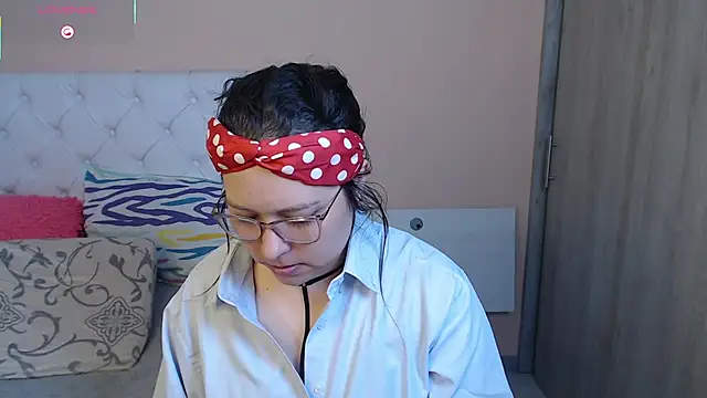 Snapshot of May_Carlier chatting on 11/28/25, 02:14 May Carlier online show from 11/28/25, 02:14