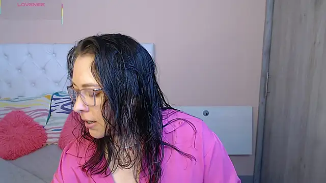 Snapshot of May_Carlier chatting on 11/29/25, 12:13 May Carlier online show from 11/29/25, 12:13