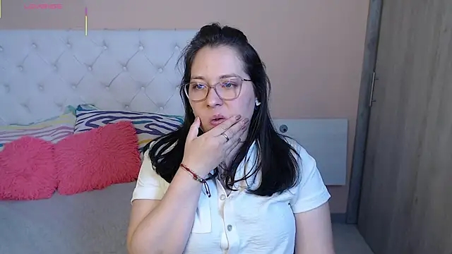 Snapshot of May_Carlier chatting on 11/30/25, 06:28 May Carlier online show from 11/30/25, 06:28