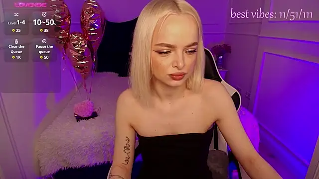 Snapshot of horny_blondiee chatting on 02/17/25, 08:30 horny blondiee online show from 02/17/25, 08:30