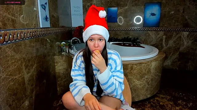 Snapshot of Mira_Karter chatting on 12/15/24, 04:40 Mira Karter online show from 12/15/24, 04:40